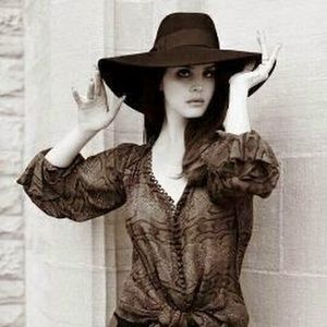 Meet your Posher, Anika